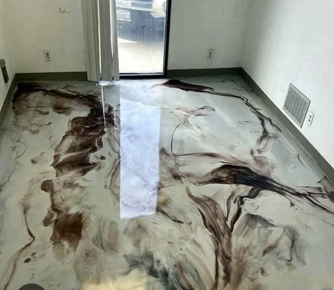 Beyaz ve kahverengi akış desenlerine sahip parlak iç mekân zemini