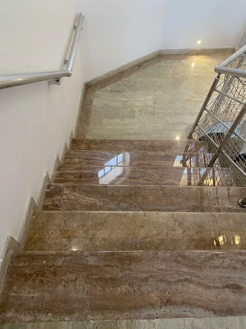 Kahverengi taş basamaklar ve parlak merdiven sahanlığı